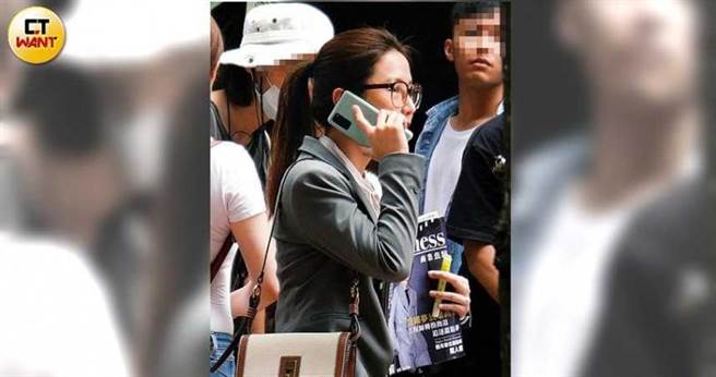 在剧中排队买甜点的郭书瑶，因为接到一通重要来电，只好离开队伍到一旁讲话。（图／本刊摄影组）