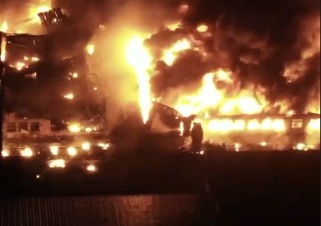 台中市大肚区沙田路二段一间工厂23日凌晨1点40分惊传火警，火势从仓库迅速延烧，冒出大量黑烟，据悉工厂内也有工人住宿。（图／翻摄自记者爆料网）