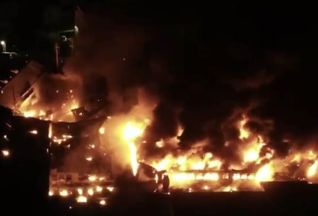 台中市大肚区沙田路二段一间工厂23日凌晨1点40分惊传火警，火势从仓库迅速延烧，冒出大量黑烟，据悉工厂内也有工人住宿。（图／翻摄自记者爆料网）