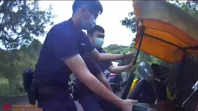 老先生买瓜受困边坡，暖警抬车助脱困。（姜霏翻摄）