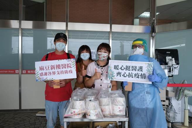 艺人「香蕉」送爌肉饭、竹笋汤挺台南麻豆新楼医院医护。（麻豆新楼提供／刘秀芬台南传真）