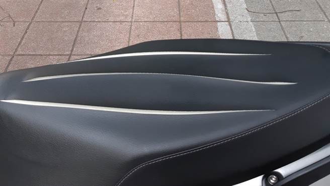 台北市1名女子陳述她的機車在本月18日深夜，遭1名男子持美工到割破3道痕跡。（圖／翻攝自臉書「信義區三兩事」）