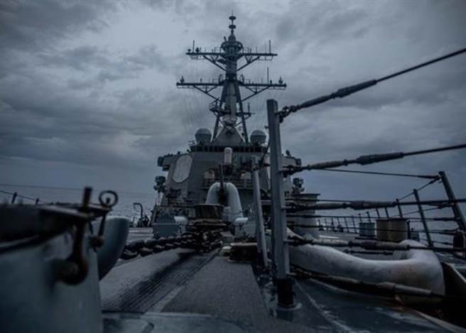 美国海军威尔伯号再度通过台湾海峡。（香港东网）