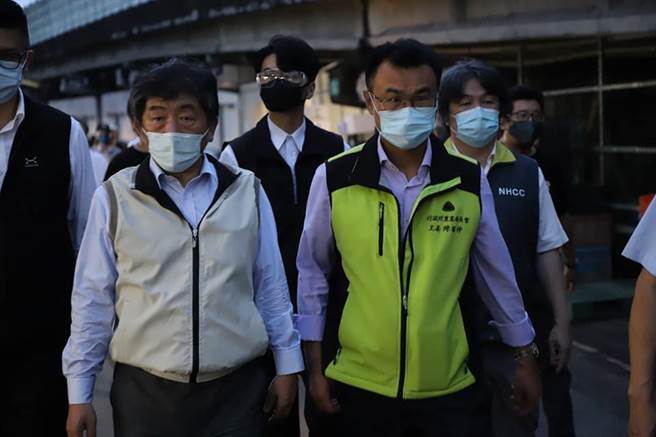 中央流行疫情指挥中心指挥官陈时中（左起）、农委会主委陈吉仲、医福会执行长王必胜23日清晨4时突然现身北农第一、第二果菜市场。（摘自陈吉仲脸书／张颖齐台北传真）