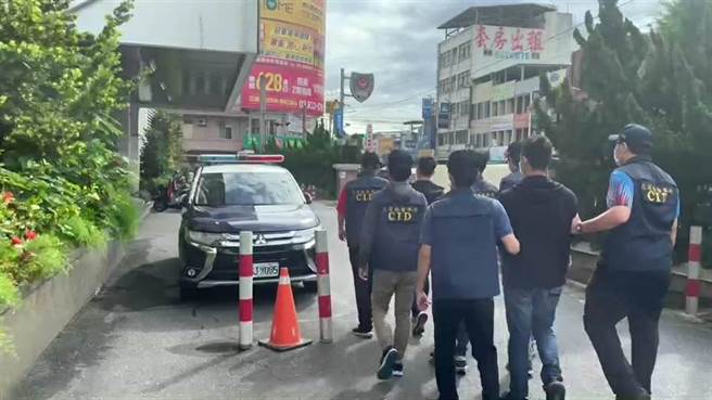 警方除了将朱男车上的3名目击者带回侦讯外，也在清晨将5名疑似涉及本案的男子带回侦讯。（警方提供／罗亦晽花莲传真）