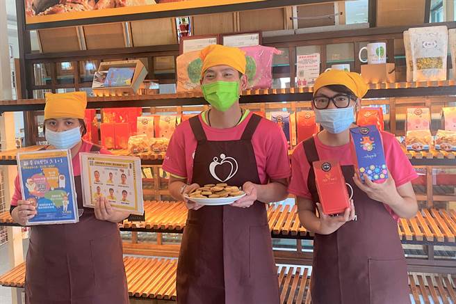 台东牧心有60位憨儿预计下周接种COVID-19疫苗。图为日前募集认捐饼乾活动照。（蔡旻妤摄）