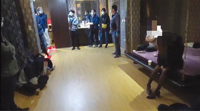 黃姓男子在今年1月防疫期間，上網揪玩8男3雜交性愛趴遭警方查獲。(中時資料庫)
