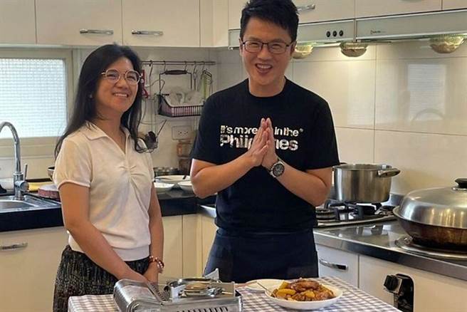 知名旅游生活达人温士凯挑战菲律宾家常料理，邀请菲律宾观光部台湾分处处长海瑟博士赏味评鑑。　图：菲律宾观光部台湾分处╱提供
