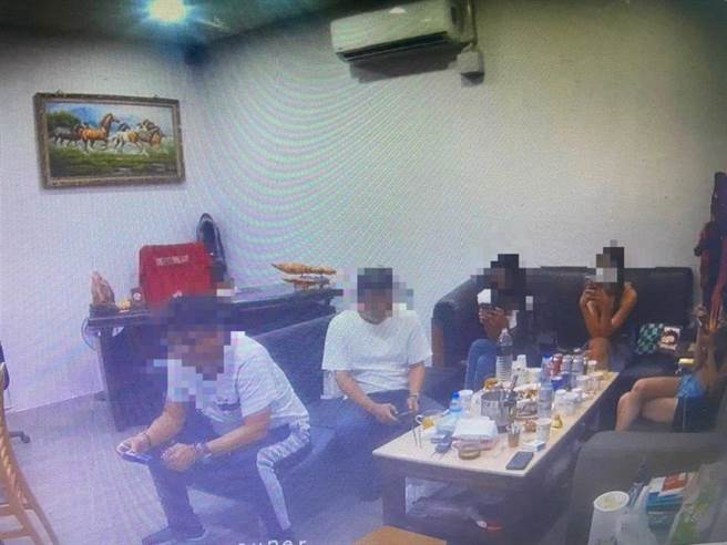 5人共處一室未戴口罩群聚聊天，被警方錄影蒐證後開單舉發，函請衛生局開罰。(警方提供／林雅惠高雄傳真)