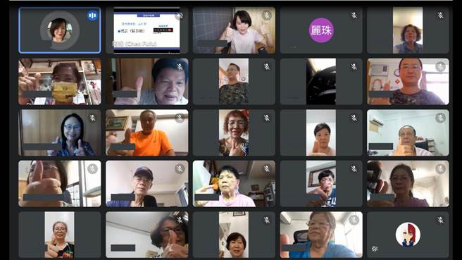 屏東縣樂齡學習示範中心以手機進行線上課程。（教育部提供／林志成台北傳真）