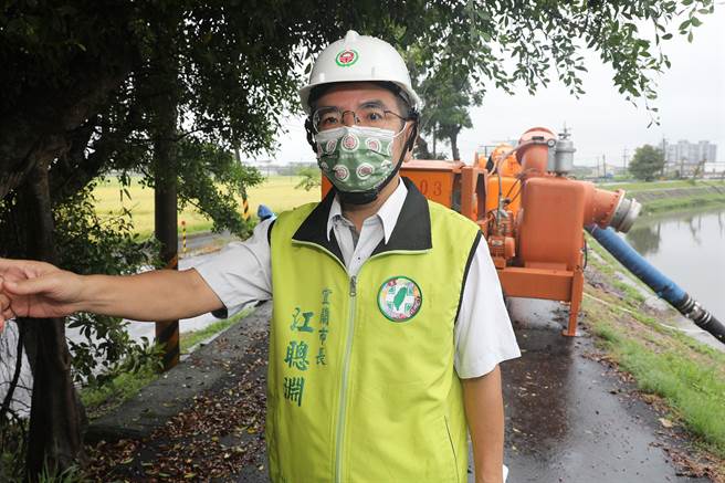 宜兰市长江聪渊视察移动式抽水机试运转演练情形。（宜兰市公所提供／李忠一宜兰传真）