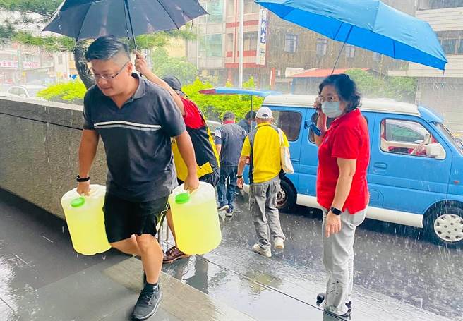 防疫工作一起努力，立委许淑华团队与县议员游颢，为名间乡公所募集到17桶浓缩次氯酸水与消毒水，用于社区消毒。（许淑华服务处提供／黄国峰南投传真）