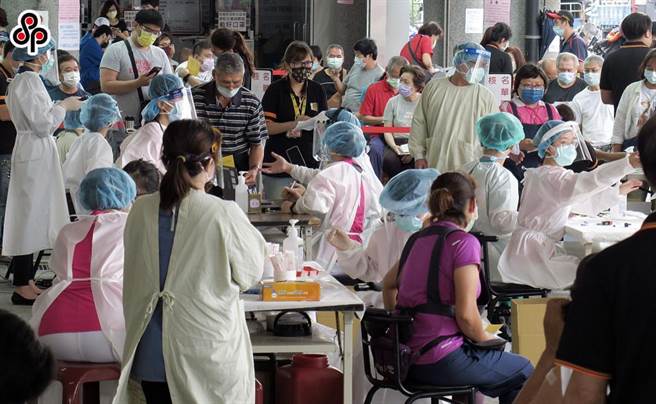 中央流行疫情指挥中心5月中旬将全国升为三级警戒，公费接种对象中在6月9日也新增包括儿少安置及教养机构等「住宿式长照机构」。（报系资料照）