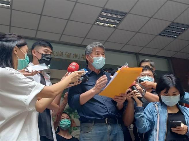 孙文学校总校长张亚中今五问蔡政府，是否与高端疫苗签订无法履约不必赔、疫苗无效不必赔、产生伤害不必赔的「三不条款」。(资料照／林周义摄)