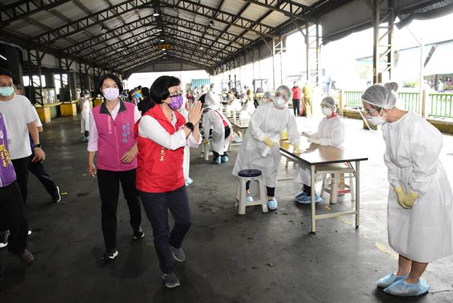23日先行针对溪湖、员林两个果在市场筛检千人，后续还有5个果菜市场另行安排，最快半个小时就能知道结果。彰化县长王惠美也现身关心进度。（县府提供／吴建辉彰化传真）