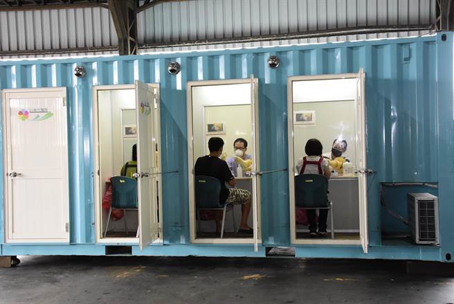 彰化县政府针对果菜市场人员进行抗原快筛，对象包括运送人员、贩卖商、物流运送频繁接触者、包装人员、承销、供应商、盘商、还有农民等等。（县府提供／吴建辉彰化传真）