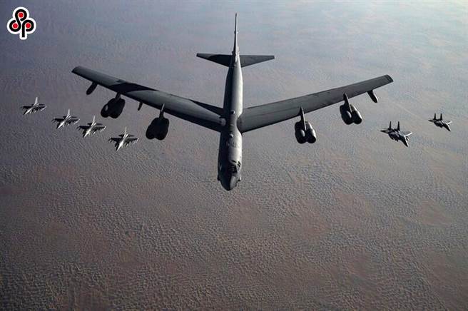 美指B-52連飛27小時威懾中俄？中國專家駁美軍說法言過其實。圖為今年1月28日美軍B-52轟炸機在F-16與F-15E伴飛下執行任務。(摘自美國空軍官網)