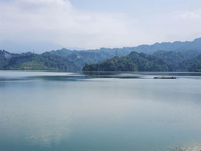 雲林縣湖山水庫今天中午重抵100％蓄水滿庫，目前仍在表面張力狀態，約下午1點會溢流。（周麗蘭攝）