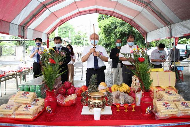 嘉義大學校長艾群今天為「新民校區學生宿舍新建工程」動土典禮主典，祝禱工程順利。（嘉義大學提供）