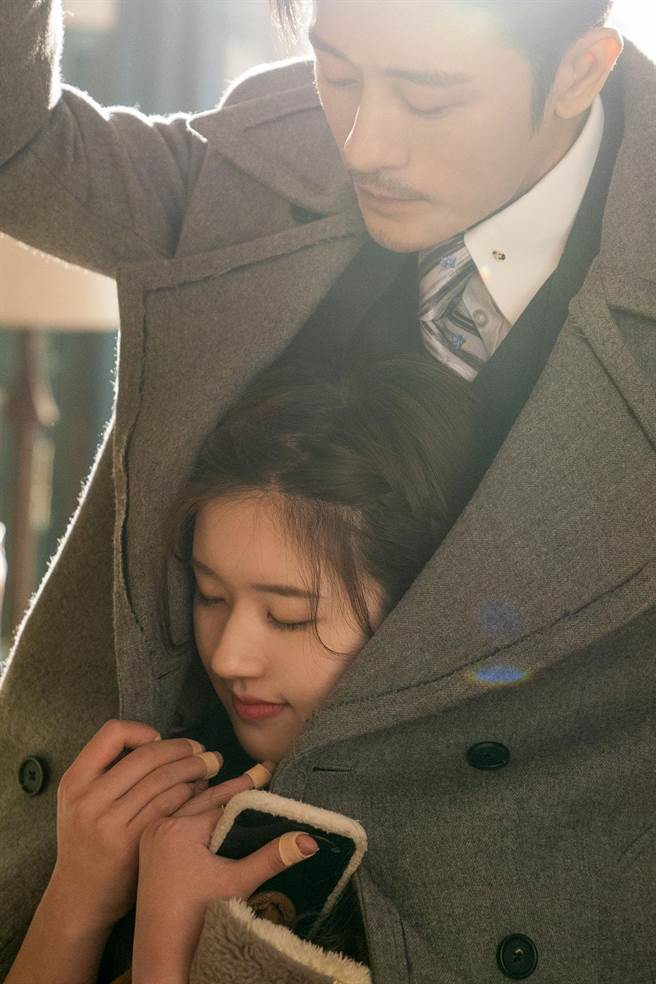 林雨申在《我，喜欢你》「大衣咚」赵露思成名场面。（中天娱乐台提供