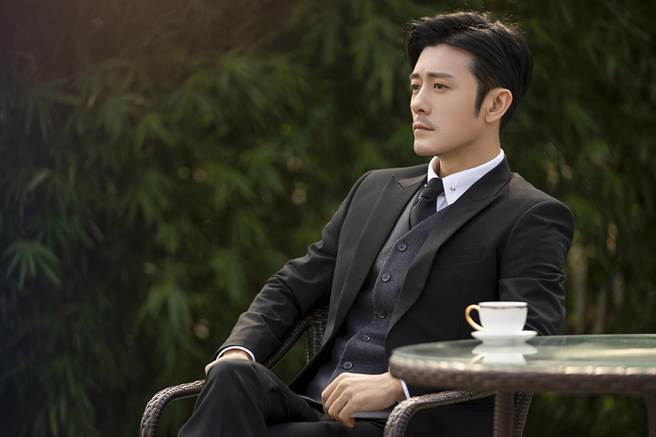 林雨申在《我，喜欢你》饰演龟毛且毒舌的吃货总裁「路晋」。（中天娱乐台提供）