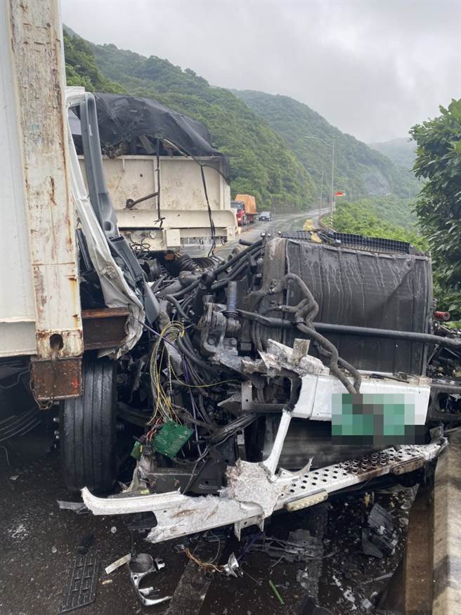 台2线滨海公路23日中午许传出车祸，现场一片狼藉。（翻摄记者爆料网）