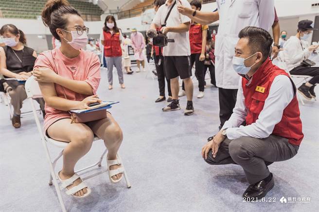 新竹市市长林智坚22日亲赴新竹市立体育馆视察孕妇接种疫苗情形。（图／取自林智坚脸书）