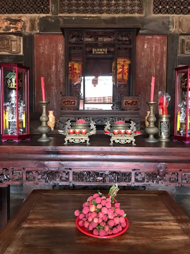 館方人員以荔枝敬拜創建摘星山莊的「林將軍」。（摘星山莊提供／王文吉台中傳真）