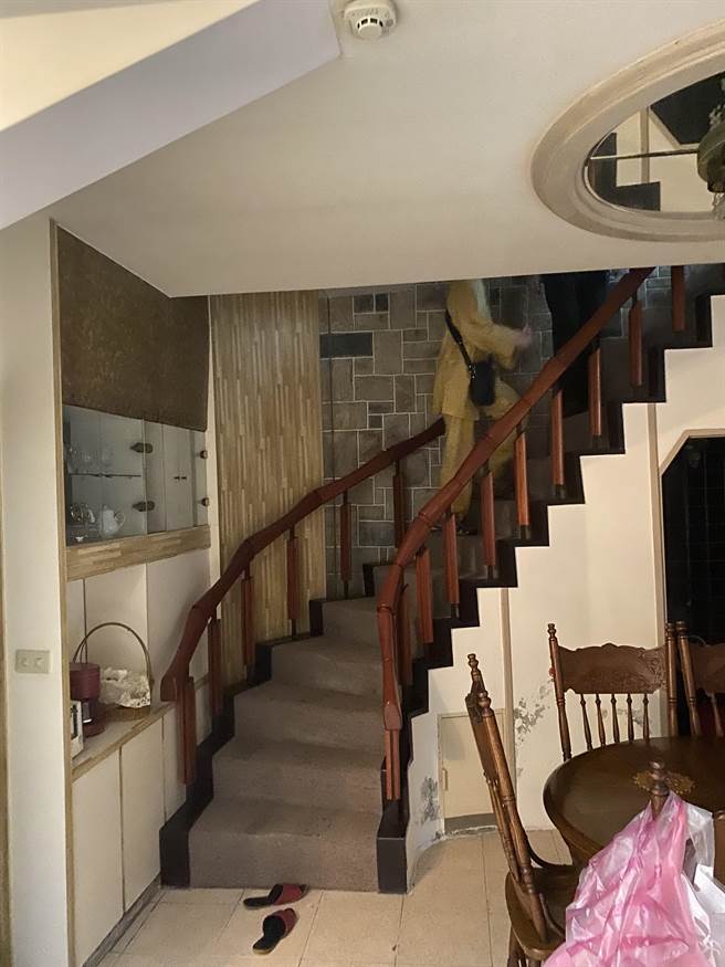 李錦琿說，打了2次110警察都沒到，只好請鎖匠和消防員協助破門而入，發現老婦人已沒氣息，但沒屍臭味，猜測死亡不久。（李錦琿提供／游念育台北傳真）