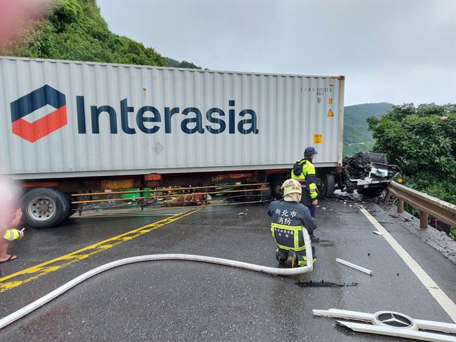 贡寮区台2线88.5 公里处发生两辆大型车对撞事故。（民眾提供）