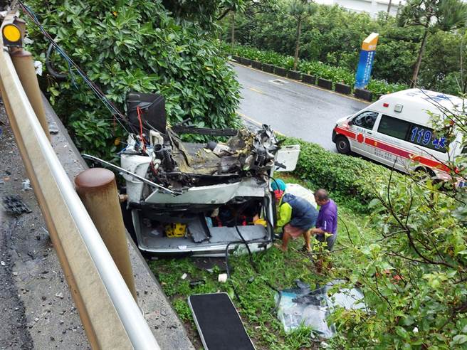 贡寮区台2线88.5 公里处发生两辆大型车对撞事故，一辆车的车头掉落边坡。（民眾提供）
