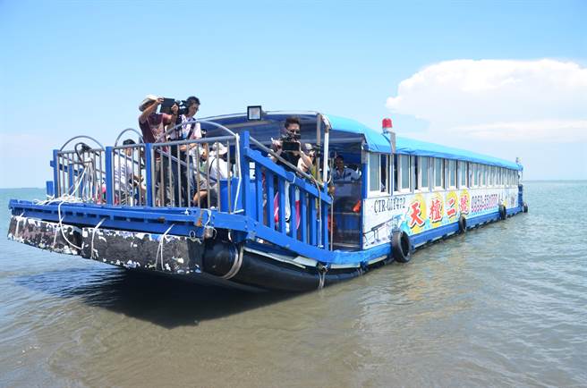 因应三级警戒，嘉义县观光渔筏停业1个多月，由于至今看不到政府相关纾困补助，急向立委蔡易余陈情争取。（本报资料照）