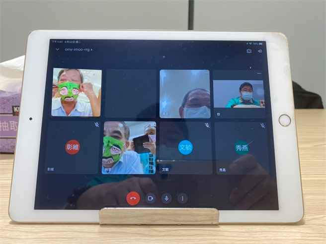 立委蔡易余邀集渔业署、嘉义县海上观光协会总干事陈进明、东石乡代表会主席黄东岳以及乡民代表徐明勋等人召开视讯会议。（蔡易余服务处提供∕吕妍庭嘉义传真）