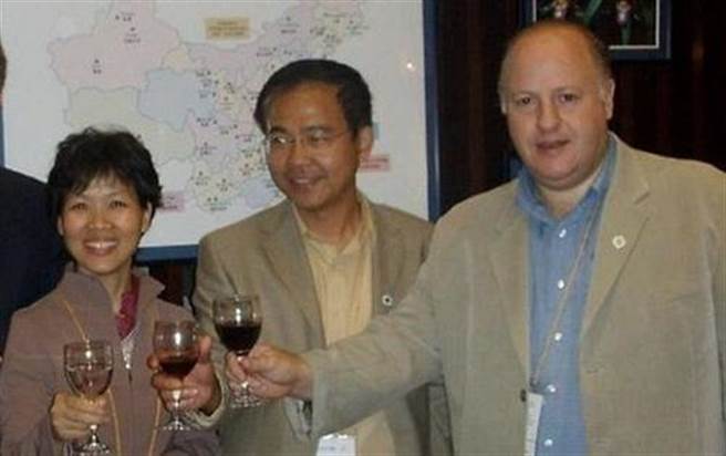 美国生态健康联盟主席彼得．达札克(右1)隐瞒了该组织与武汉病毒所石正丽(左1)的合作关系，担任世卫组织病毒起源调查团主要成员。遭到权威医学杂志《刺胳针》的冠状病毒COVID-19委员会除名。(图／推特@Politica_Econom)