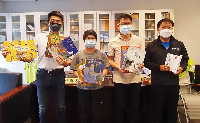 因应全国三级警戒延长，市议员王立任等要求市立图书馆可设置到馆取书的窗口。（市议员王立任服务处提供）