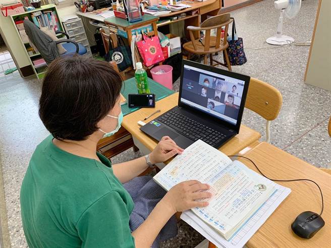 嘉义市大同国小老师在教室戴口罩线上教学。（卢淑娟校长提供）