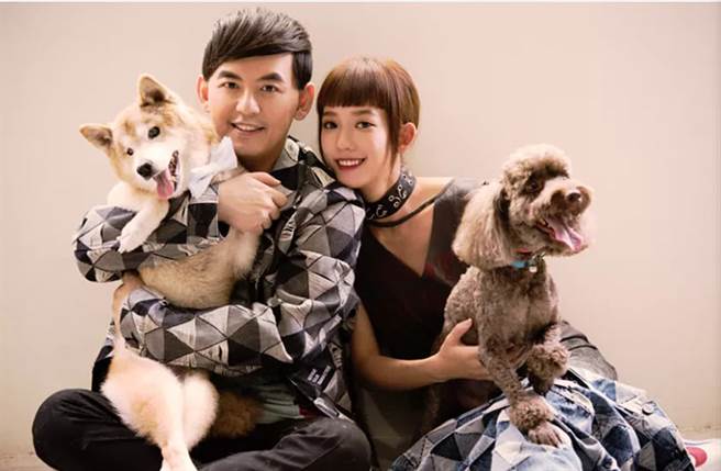 因疫情影响，黄子佼与孟耿如取消了婚礼，也为防疫宅在家。(翻摄自黄子佼脸书)