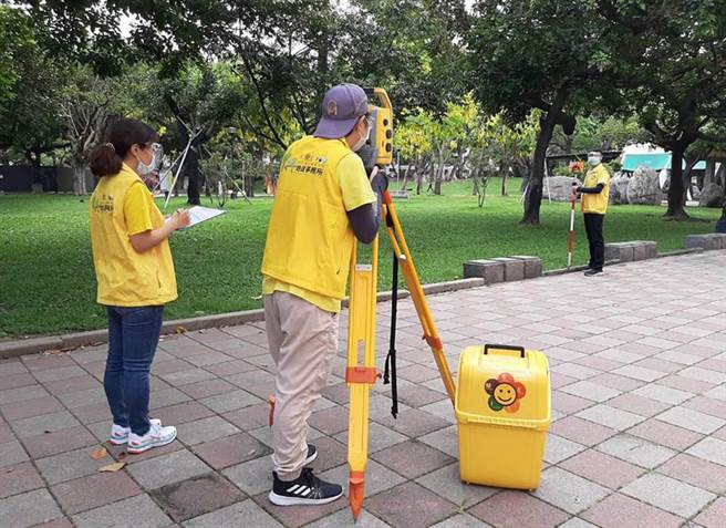 台中市政府地政局將自24日起恢復辨理實地複丈測量作業，引起基層測量人員抱怨抨擊安全缺乏保障。（台中市政府提供／陳世宗台中傳真）