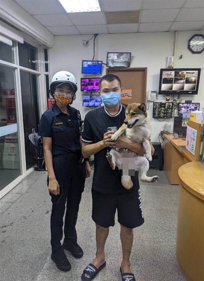 公园派出所女警余佩毓（左）载着迷路柴犬回警所，与其主人相聚。（台中市警第二分局提供／张妍溱台中传真）