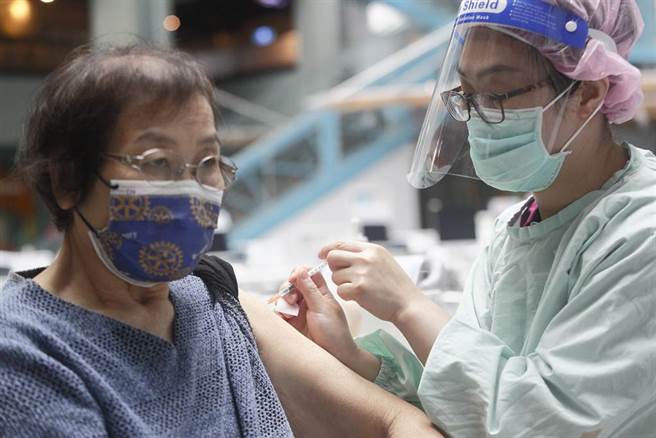 接种疫苗后猝死事件影响施打意愿，但美国白宫首席医学顾问福奇（Dr. Anthony Fauci）指出，根据研究显示，施打BNT或AZ两剂后，可大幅降低感染变种病毒后的重症率最高达96％，福奇也呼吁民眾应尽速打疫苗来避免感染风险，图为一名长者在士林科教馆接种AZ疫苗。（张铠乙摄）
