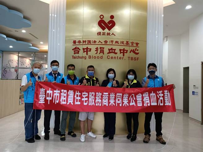 國際扶輪3461地區B-2分區助理總監鄭俊杰（中）號召六個扶輪分社捐熱血。（盧金足攝）
