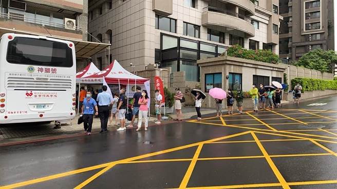 「捐血快樂，讓愛相隨」活動，很多人冒著大雨來捐血，捐血成績共募得580袋熱血。（盧金足攝）