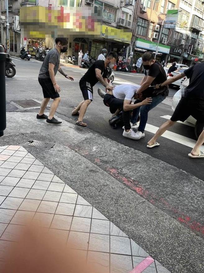 白色衣服的沈姓男子因自己即将入监服刑，遭人强掳仍不敢报案。（图：民眾提供）