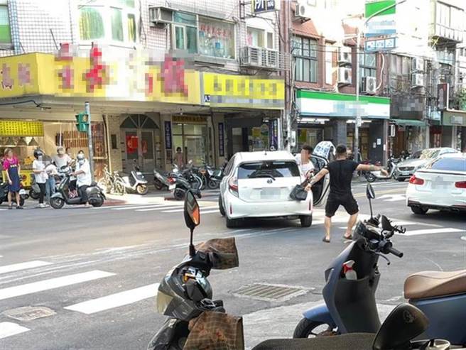 沈姓男子在车上挣扎，随即跳车逃逸并躲藏4天后才被警方找到，现人已入监服刑。（图：民眾提供）