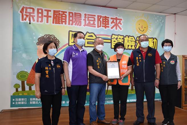 苗栗县长徐耀昌非常感肝基会全力资助苗栗县C肝筛检及治疗。（谢明俊摄）