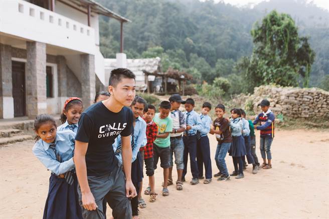 林子钧与远山呼唤服务的尼泊尔学童。（远山呼唤提供／林志成台北传真）