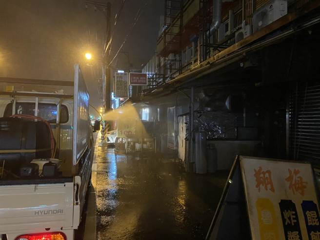 宜兰县今天新增2例确诊，宜兰市公所清洁队前往确诊案足迹消毒。（宜兰市公所提供／李忠一宜兰传真）