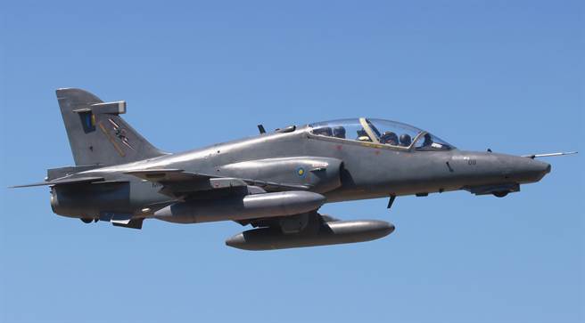 1架马来西亚皇家空军英国航太系统（BAE Systems）「鹰」式（Hawk）108轻型战机从北海空军基地（Butterworth AFB）起飞的画面。（达志影像/Shutterstock）