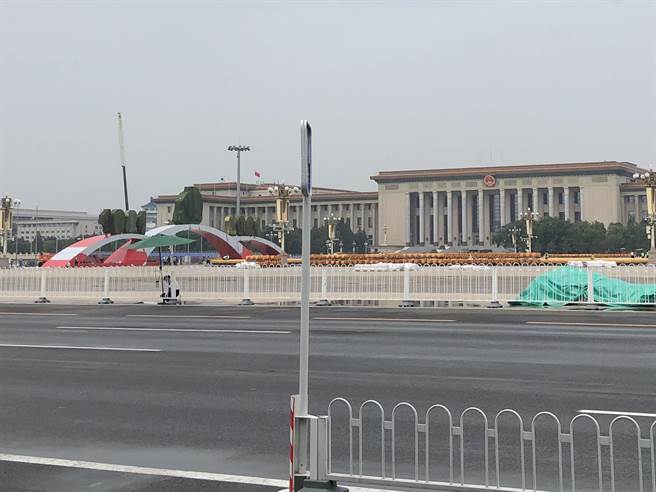 中共7月1日将在北京天安门广场举行建党百年庆祝大会，天安门广场自今日起开始封闭，工作人员正加紧赶工布置。（许依晨摄）