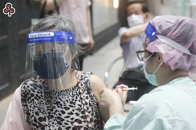我国疫情严峻，中央流行疫情指挥中心提供民眾接种疫苗。（报系资料照）